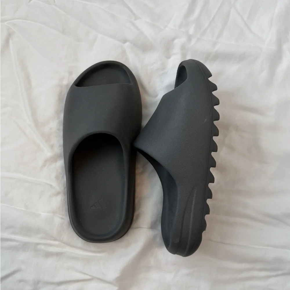 Yeezy Black Foam Slide with Chunky Ridged Sole - Picture 1 of 1